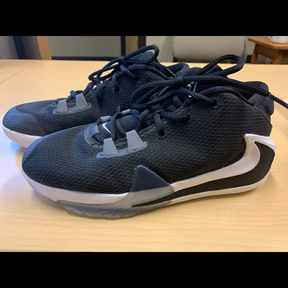Zoom Freak 1 basketball shoes size 6Y